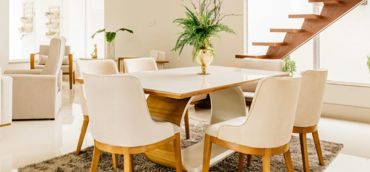 Krzesła do salonu – jak połączyć wygodę z charakterem wnętrza