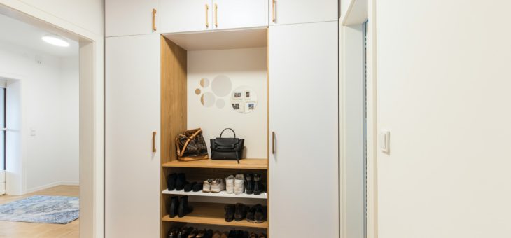 Małe mieszkanie bez chaosu – gdzie ustawić półkę na buty?