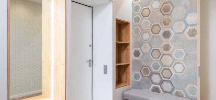 Mała przestrzeń, duży komfort – jak wybrać ławkę do przedpokoju?